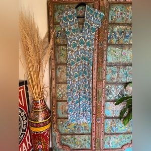 T Bags Los Angeles Double V Paisley Maxi Dress